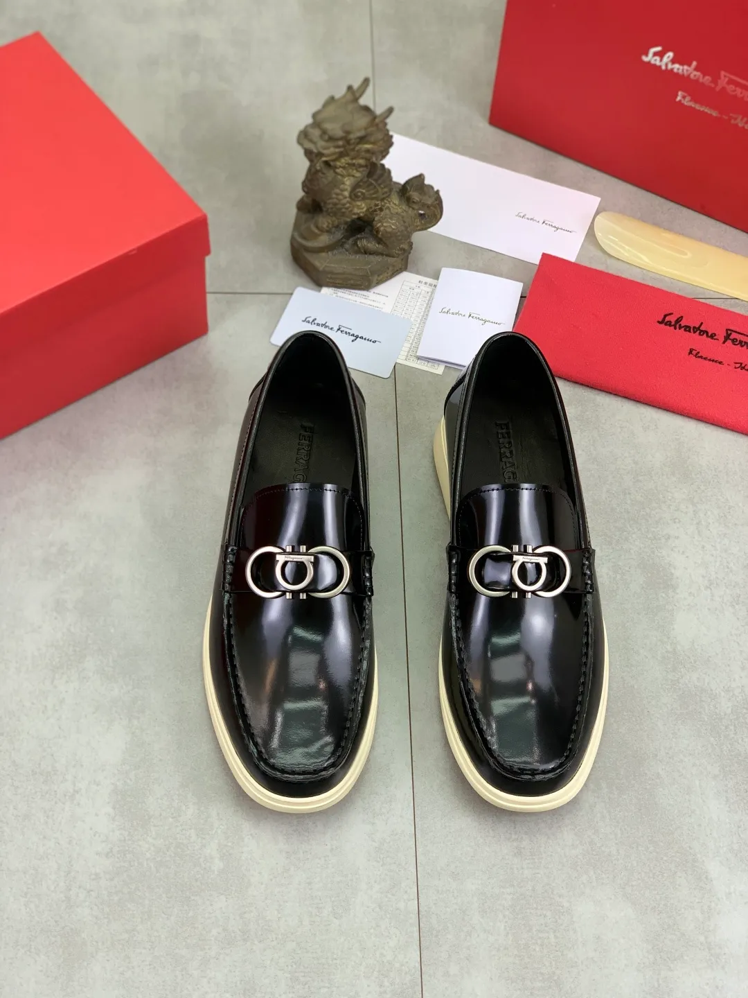 Men's Men's Shoes 💰P580💰[New Style] Water-dyed Niuli 🆘[Salvatore Ferragamo] Ferragamo's latest casual business leather shoes for men! Listed simultaneously! The fabric is made of specially imported original open-edge beaded calfskin, and the interior is made of imported water-dyed cowhide. It is absolutely luxurious and leads the fashion trend. Matching code: 38-44 (45 and 46 can be customized) Black, brown and burgundy colors available